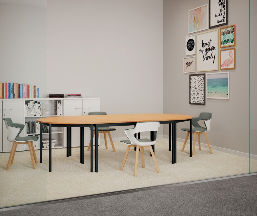 Aménagement d'une salle de réunion avec rangements et décorations