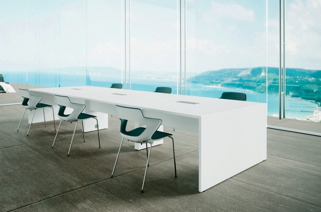 Aménagement d'une salle de réunion lumineuse ouverte sur l'extérieur