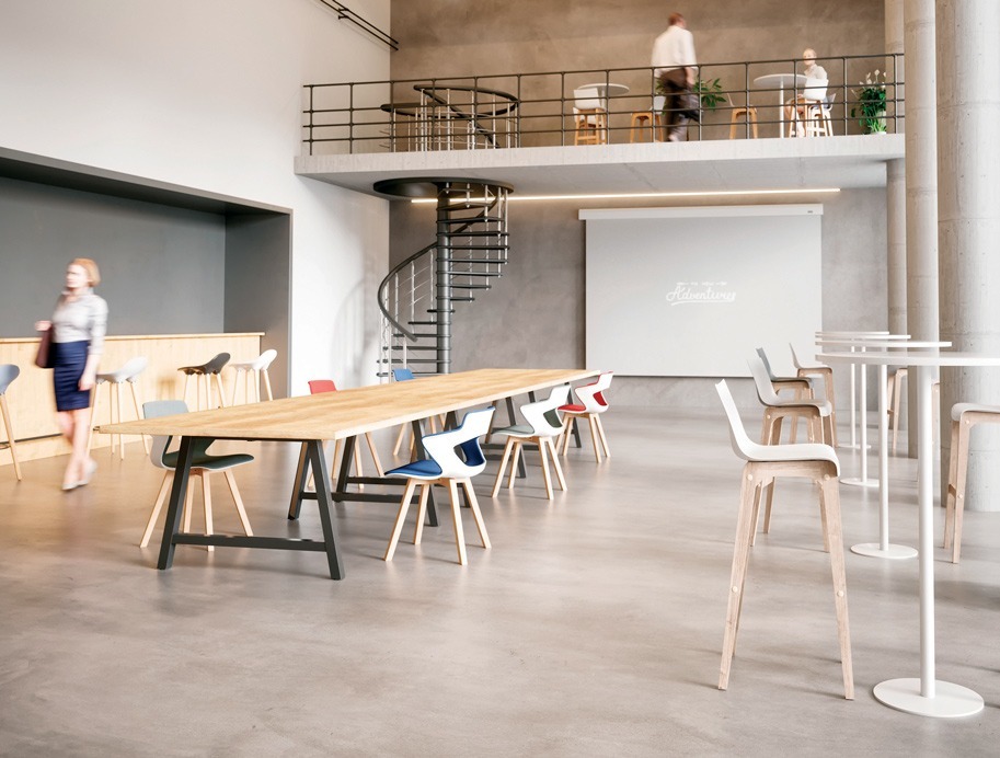 Aménagement d'une salle de réunion dans un bâtiment industriel