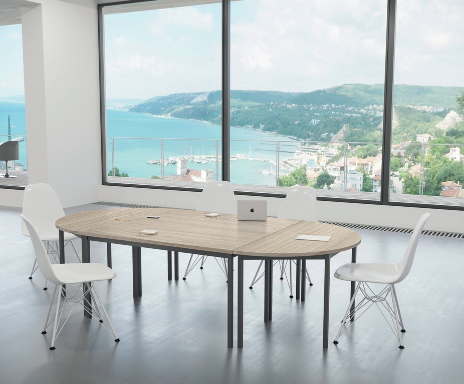 Aménagement d'une salle de réunion aux sièges de couleur claire