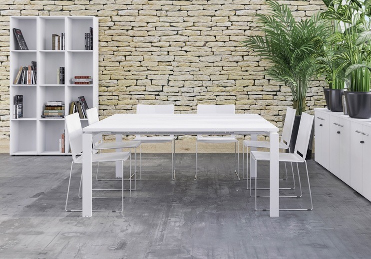 Aménagement d'une salle de réunion au ton clair et design