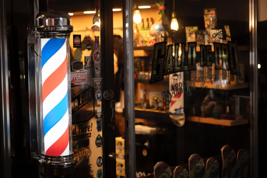 racinea agencement salon de coiffure barber devanture