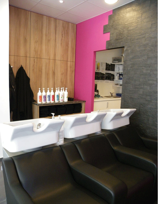 racinea agencement salon de coiffure habillage mural vasque siege