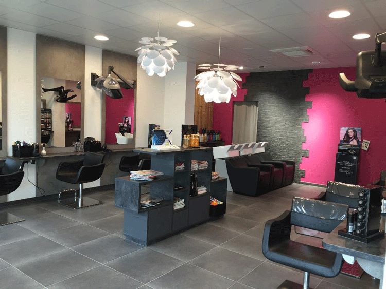 racinea agencement salon de coiffure rose noir vasques siege cuir etagere rangement