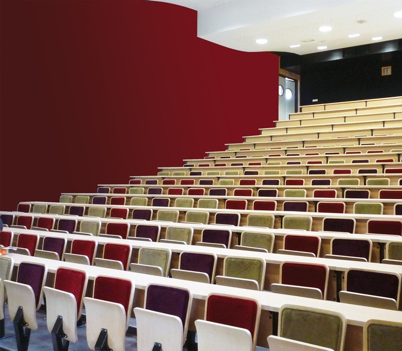 Aménagement d'un amphithéâtre aux sièges et murs colorés