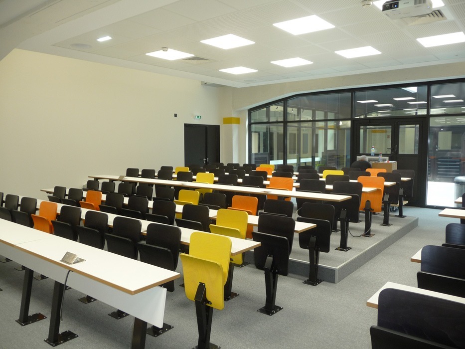 Aménagement d'un amphithéâtre coloré avec tables incrustées