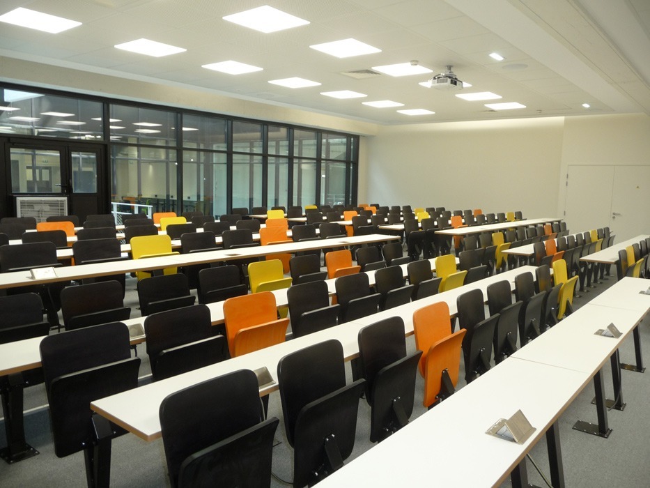 Aménagement d'un petit amphithéâtre lumineux et coloré