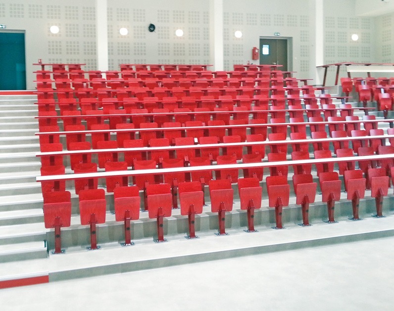 Aménagement d'un grand amphithéâtre avec sièges rouges dans le Sud de la France