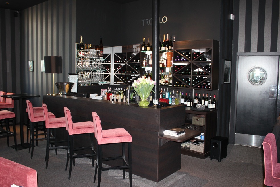 Aménagement d'un comptoir de bar aux couleurs sombres