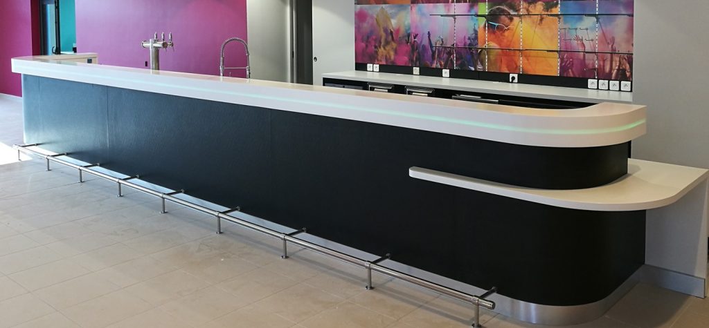 Aménagement sur mesure d'un comptoir de bar aux tons blancs et noirs