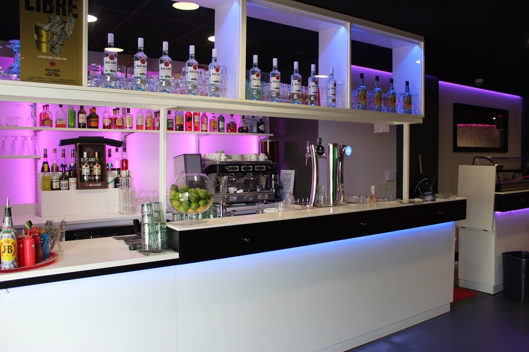 Aménagement d'un bar avec incrustation de LED et de rangements à hauteur