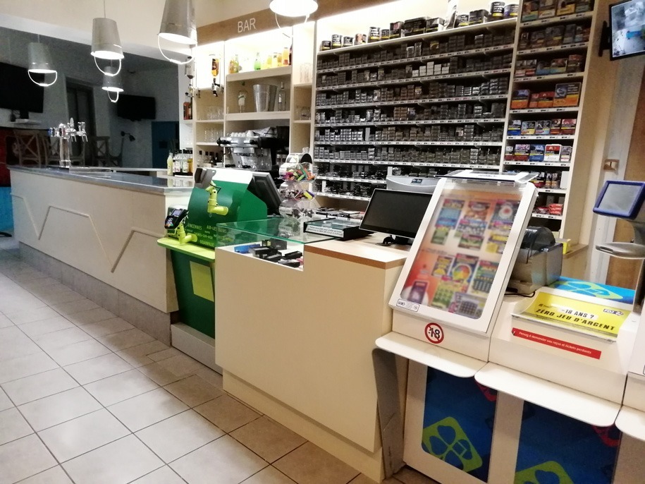 Aménagement d'un comptoir de vente dans un bar-tabac