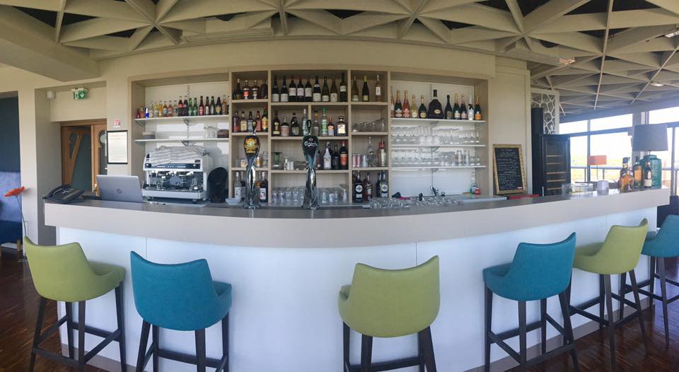 Aménagement d'un comptoir bar avec du mobilier arrière vente et chaises hautes