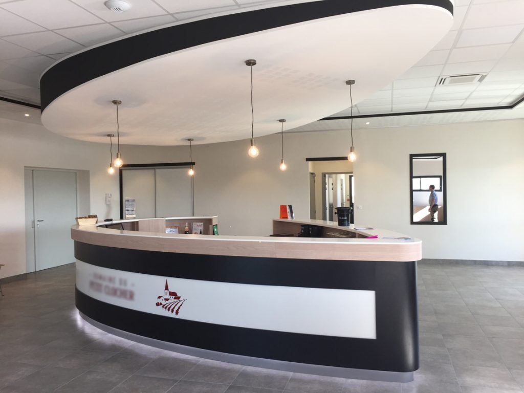 Aménagement d'un bar central de dégustation