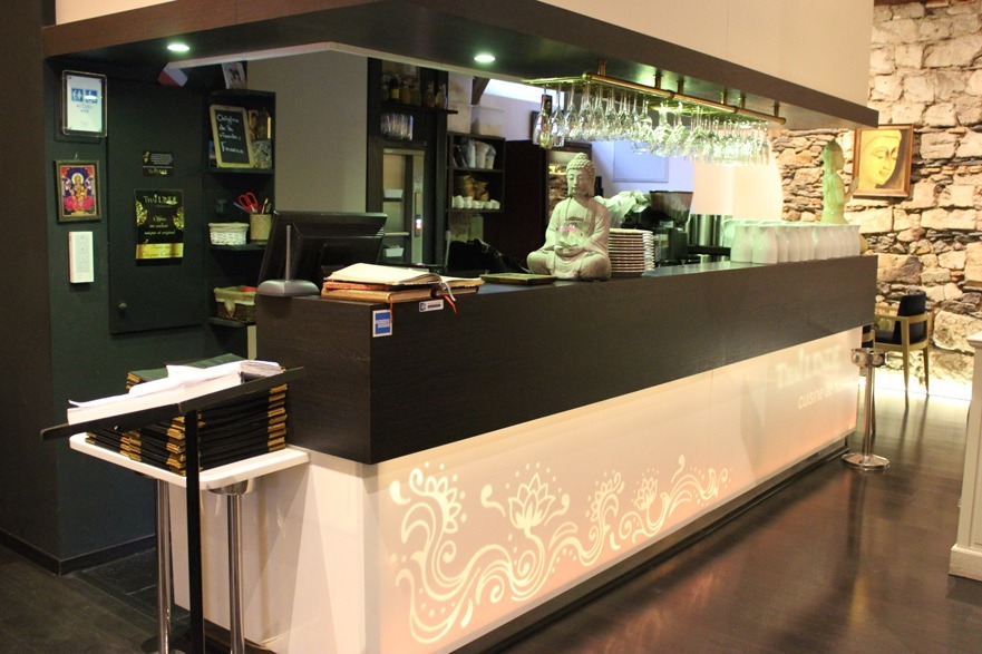 Aménagement d'un comptoir de bar-restaurant avec éclairage intégré