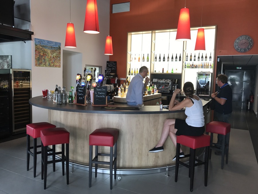 Aménagement d'un bar central en rond