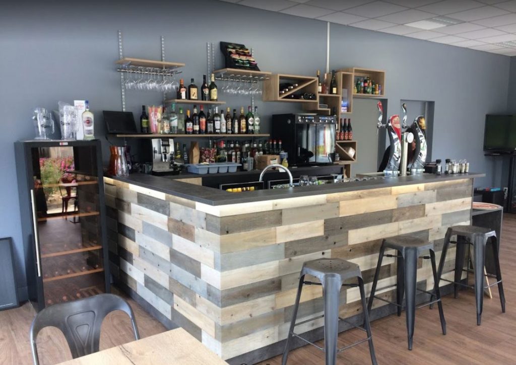 Aménagement d'un comptoir de bar en L et son mobilier d'arrière vente
