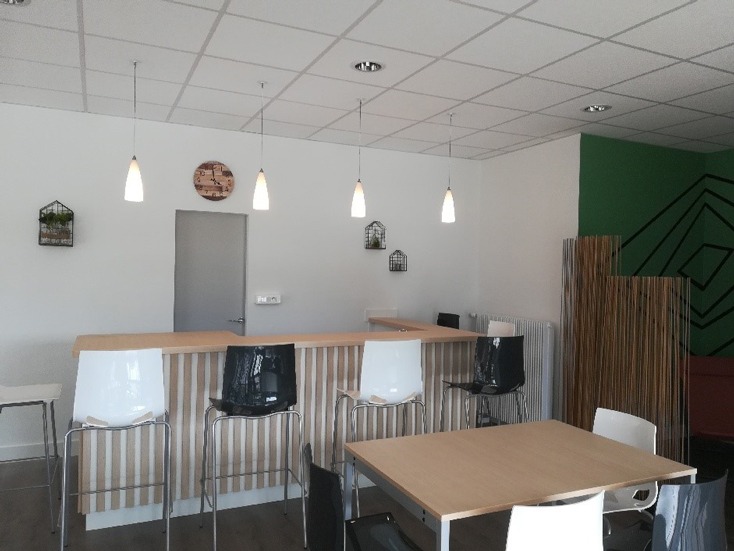 Aménagement design d'un bar avec chaises hautes