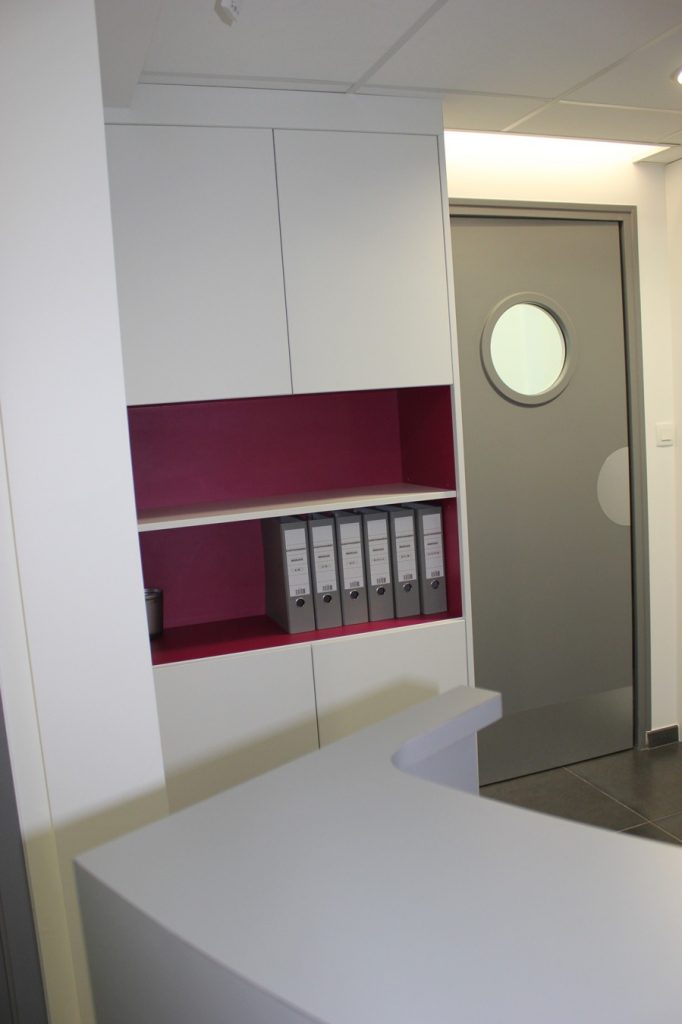 Aménagement sur mesure de rangements d'accueil pour un cabinet médical