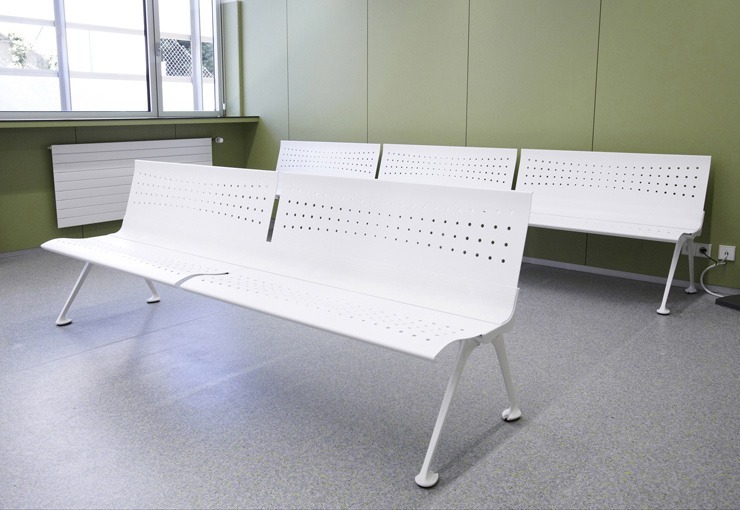 Espace attente d'un aménagement cabinet médical de couleur claire