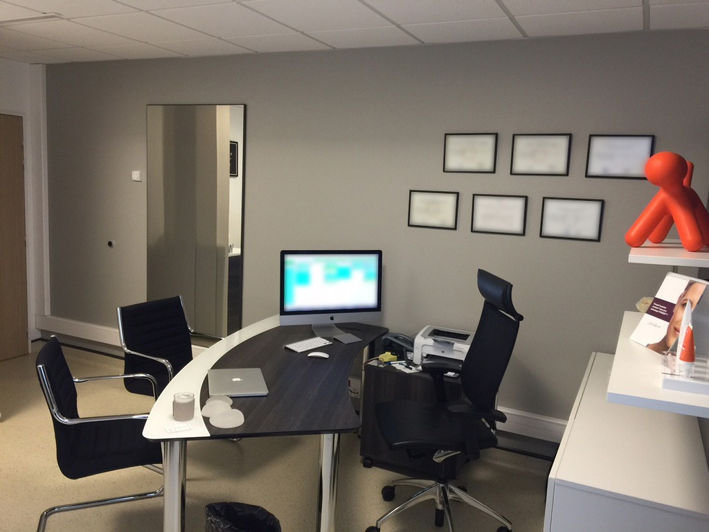 Aménagement espace bureau d'une salle de consultation d'un cabinet médical