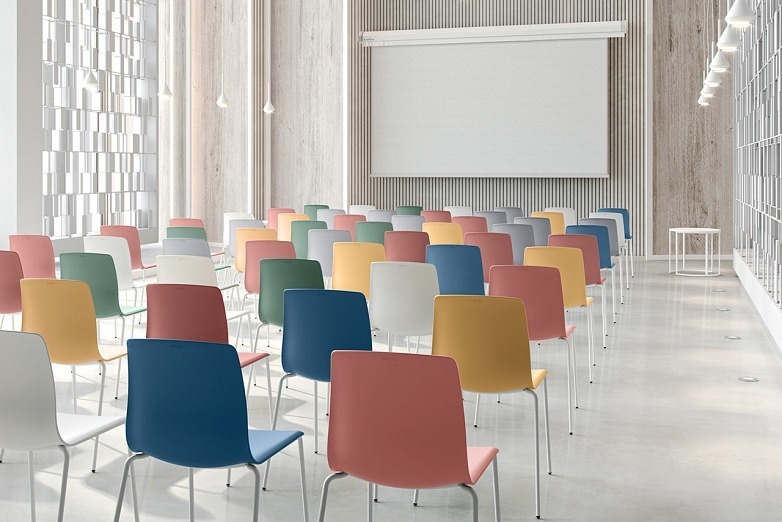 Aménagement d'une salle de conférence lumineuse avec mobilier individuel