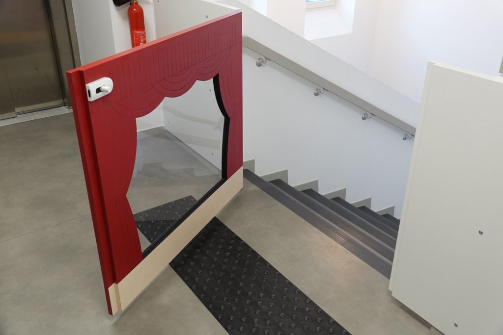 Aménagement d'une porte pour protéger l'accès aux escaliers