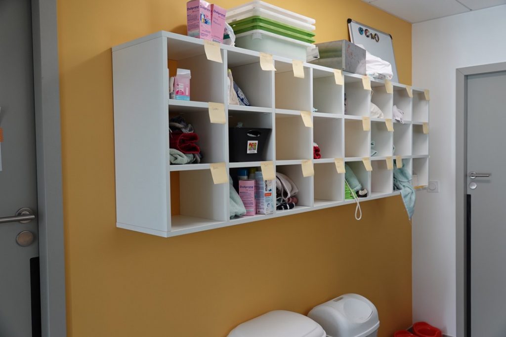 Aménagement de rangements à hauteur hors d'accès des enfants