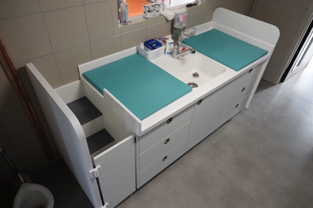 Aménagement d'un meuble de change pour crèche