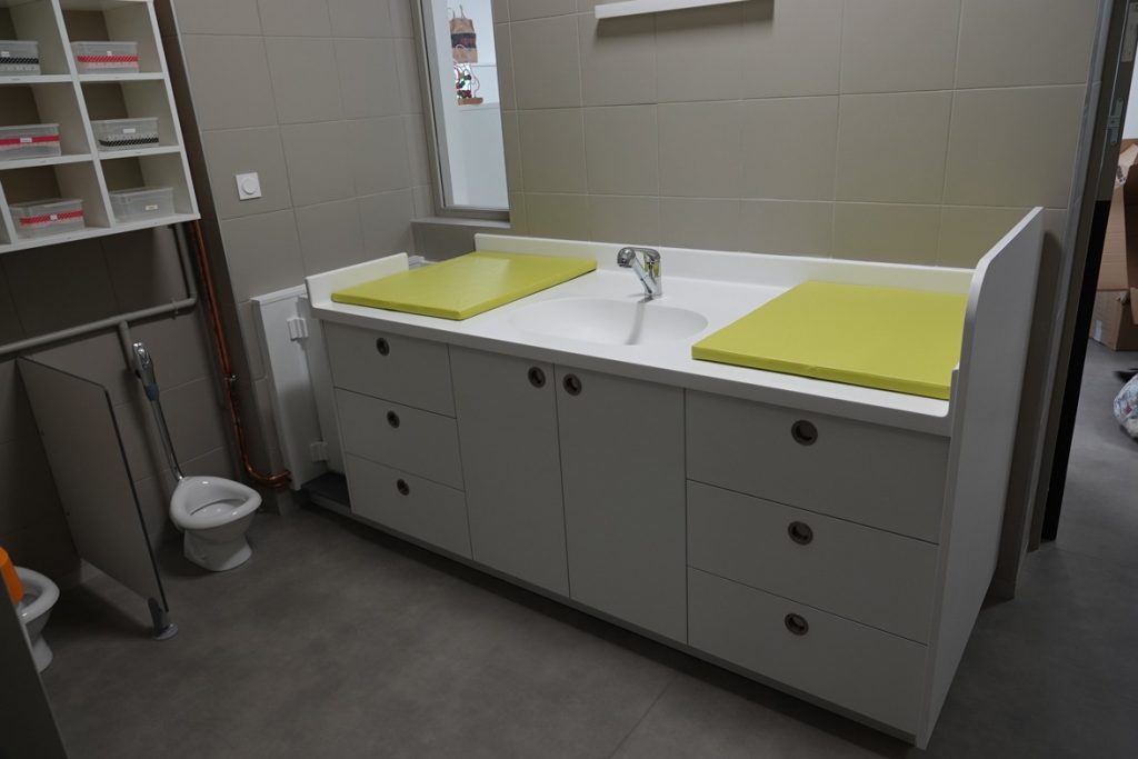 Aménagement d'un meuble de change pour crèche au ton jaune