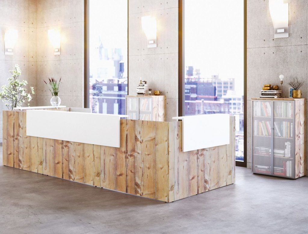 Aménagement d'une banque d'accueil et de son mobilier de rangement en bois brut