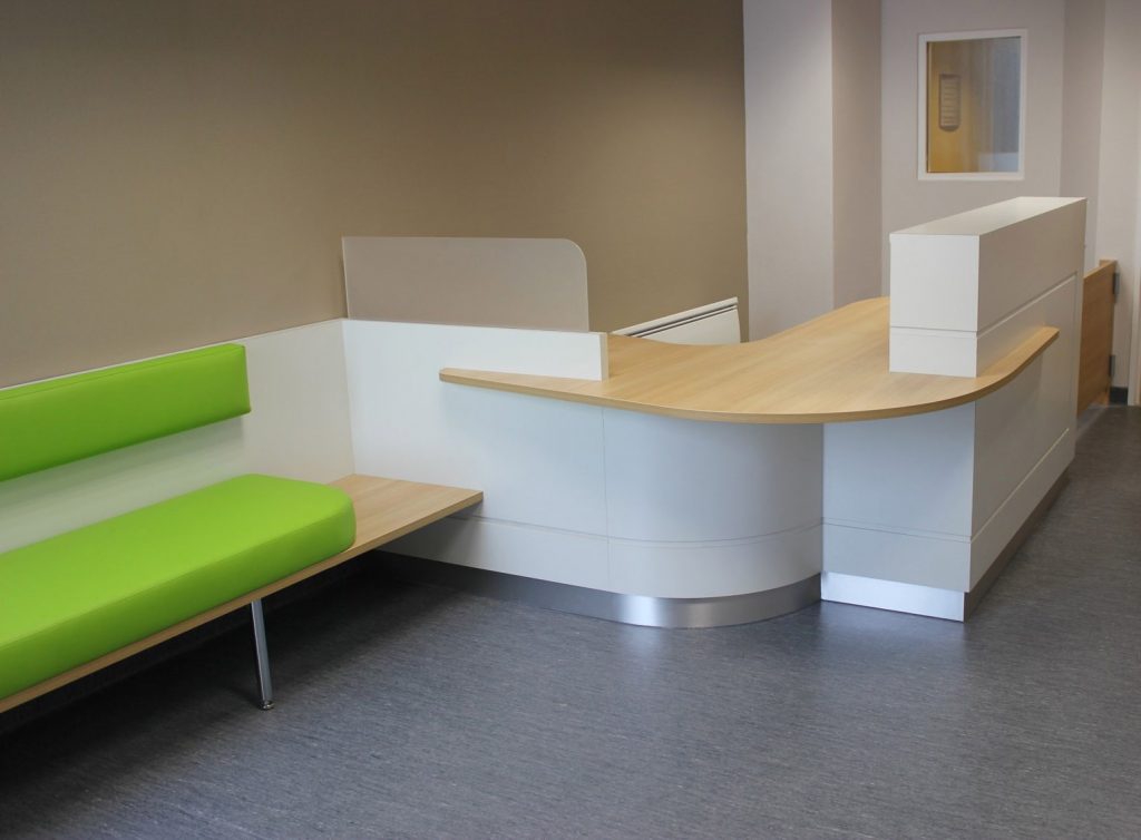 racinea amenagement espace accueil blanc bois stratifie