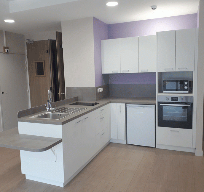 racinea amenagement maison retraite cuisine therapeutique blanche sobre