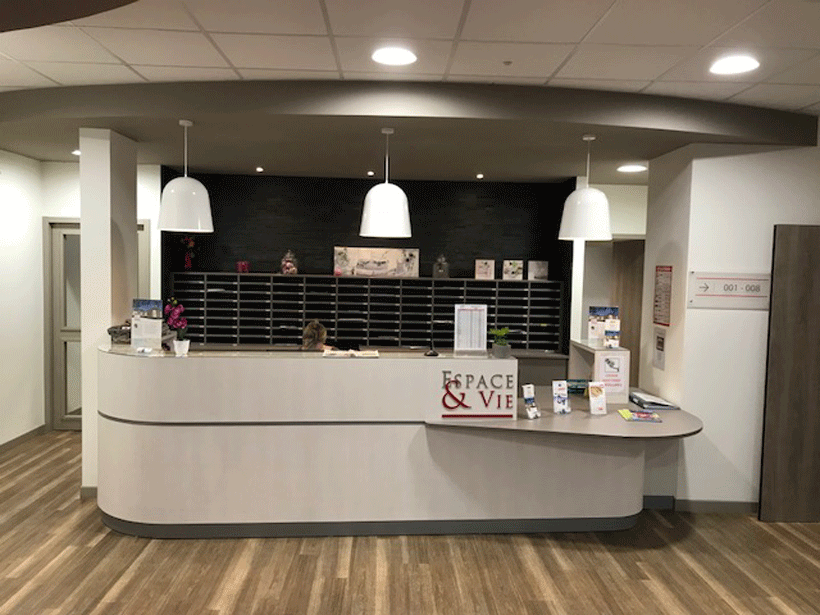racinea amenagement maison retraite banque accueil luminaire