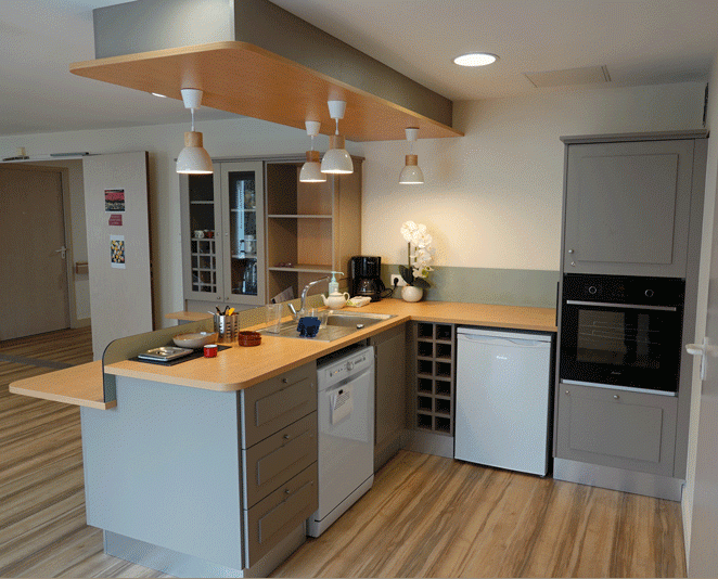 racinea amenagement maison retraite cuisine therapeutique lumineuse spacieuse