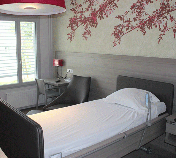 racinea amenagement maison retraite lit medicalise chambre habillage mural armoire