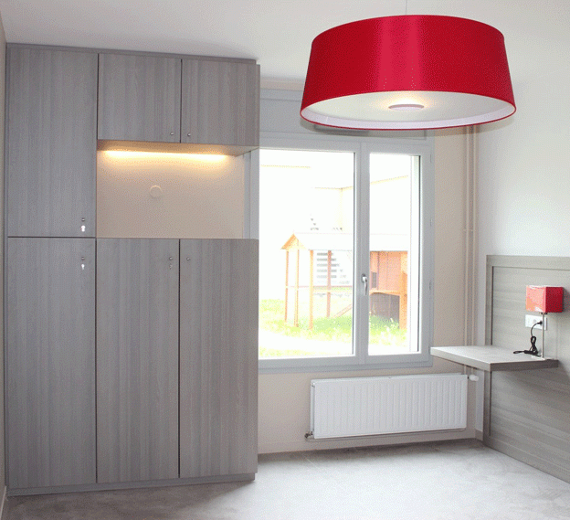 racinea amenagement maison retraite chambre luminaire decoration simple epurée