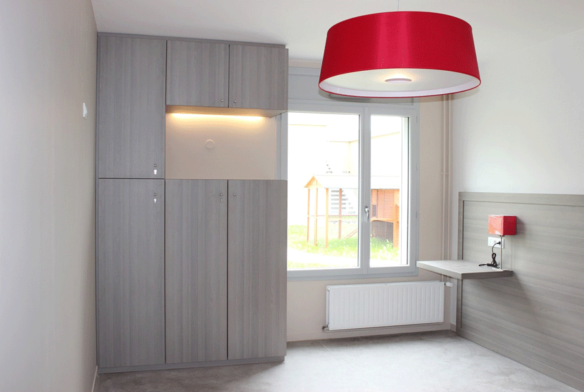 racinea amenagement maison retraite chambre luminaire decoration simple epurée