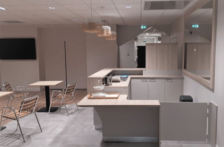 racinea amenagement maison retraite hall entree cuisine espace vie famille eclairage