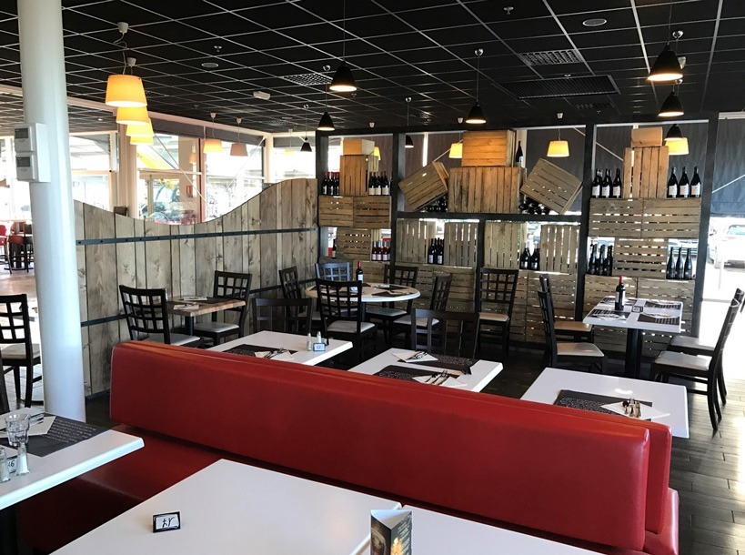 Aménagement de la salle d'un restaurant et de sa décoration