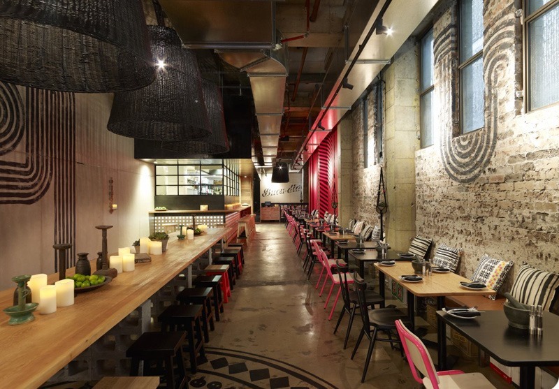 Aménagement d'une grande salle de restaurant en longueur