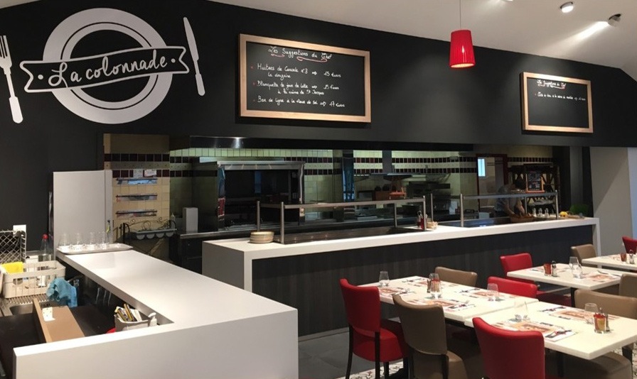 Aménagement du comptoir et de la salle d'un restaurant