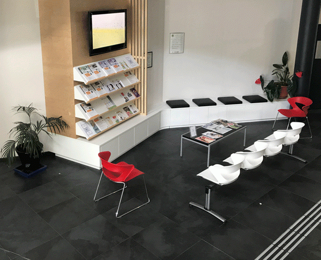 racinea amenagement salle attente rouge blanc presentoir etagere