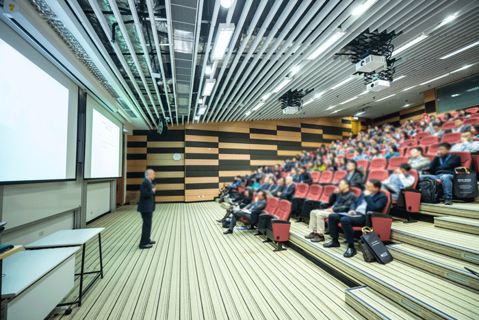 Aménagement d'un auditorium à l'acoustique travaillée dans une université