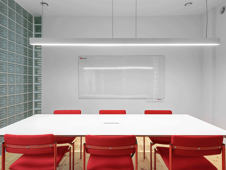 Aménagement d'une salle de réunion avec tableau blanc dans une université