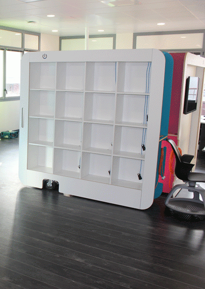 Mobilier connecté dans une salle de travail collaboratif dans un aménagement université