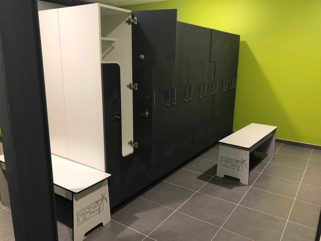 Aménagement vestaire d'une salle de sport couleur noir et blanc