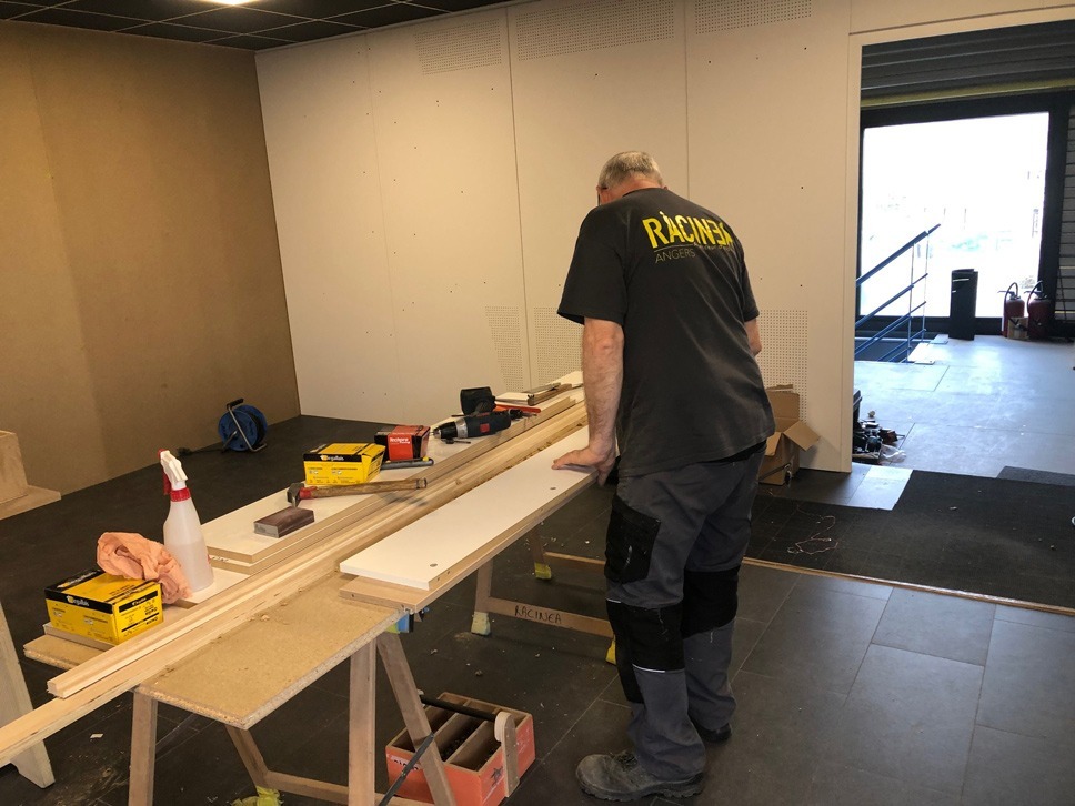 Installation d'un agencement sur mesure conçu par Racinea