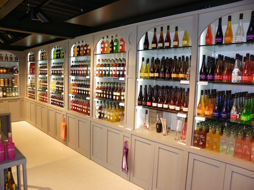 Agencement d'une boutique de boissons avec un éclairage intégré au mobilier