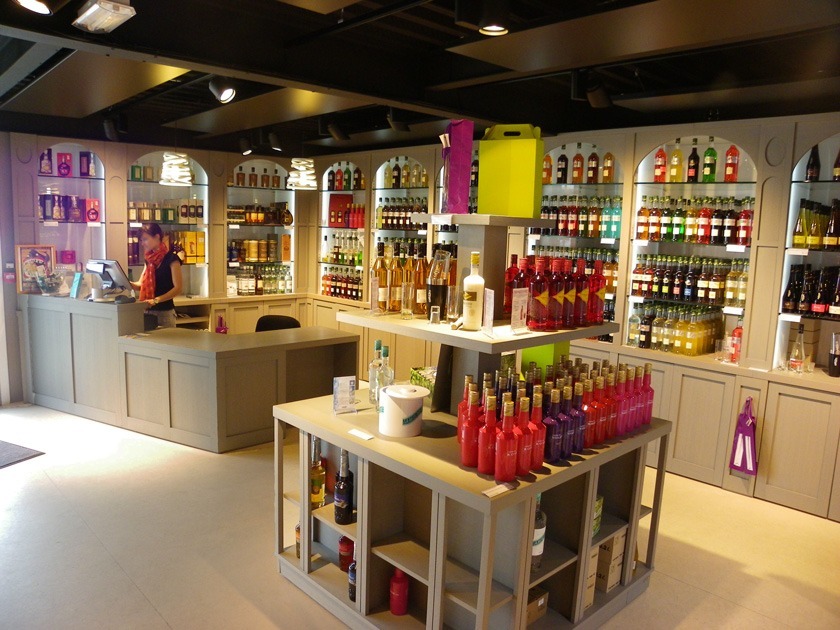 Agencement d'une boutique de boissons alcoolisées au design sobre